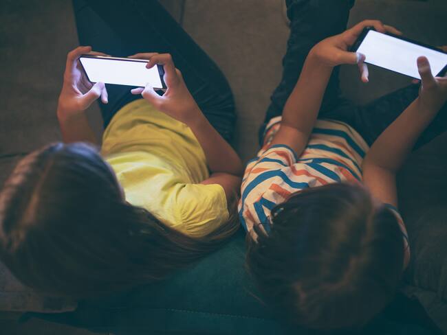 “Celulares y redes sociales no son juguetes”: psicóloga experta en protección a la niñez