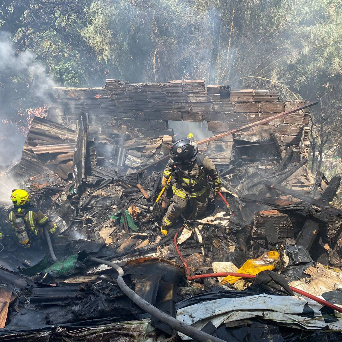 El incendio en el barrio Moscú dejó tres casas quemadas