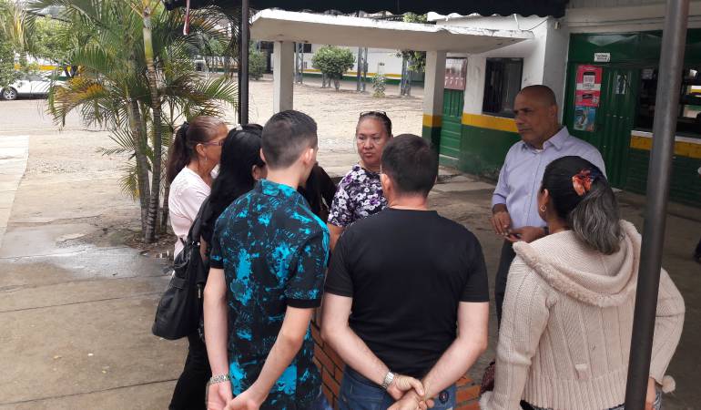 Padres de familia venezolanos llegan al colegio Misael Pastrana en Cúcuta. 