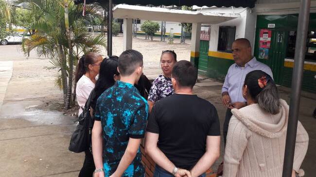 Padres de familia venezolanos llegan al colegio Misael Pastrana en Cúcuta.