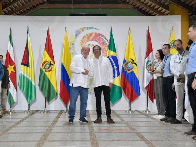 LETICIA, COLOMBIA - JULY 8: (----EDITORIAL USE ONLY - MANDATORY CREDIT - 'COLOMBIAN PRESIDENCY / HANDOUT' - NO MARKETING NO ADVERTISING CAMPAIGNS - DISTRIBUTED AS A SERVICE TO CLIENTS----) Colombian President, Gustavo Petro (R) and Brazilian President Luiz Inacio Lula da Silva (L) pose for a picture after attending a meeting on the protection of the Amazon Forest, in Leticia, Colombia on July 8, 2023. (Photo by Colombian Presidency / Handout/Anadolu Agency via Getty Images)