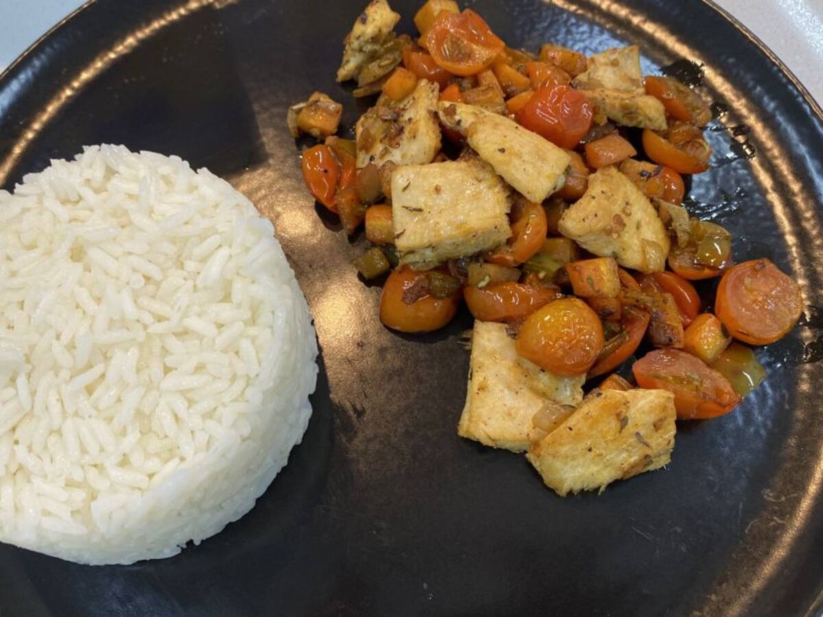 Arroz Sonora Premium con salteado de verduras y pollo