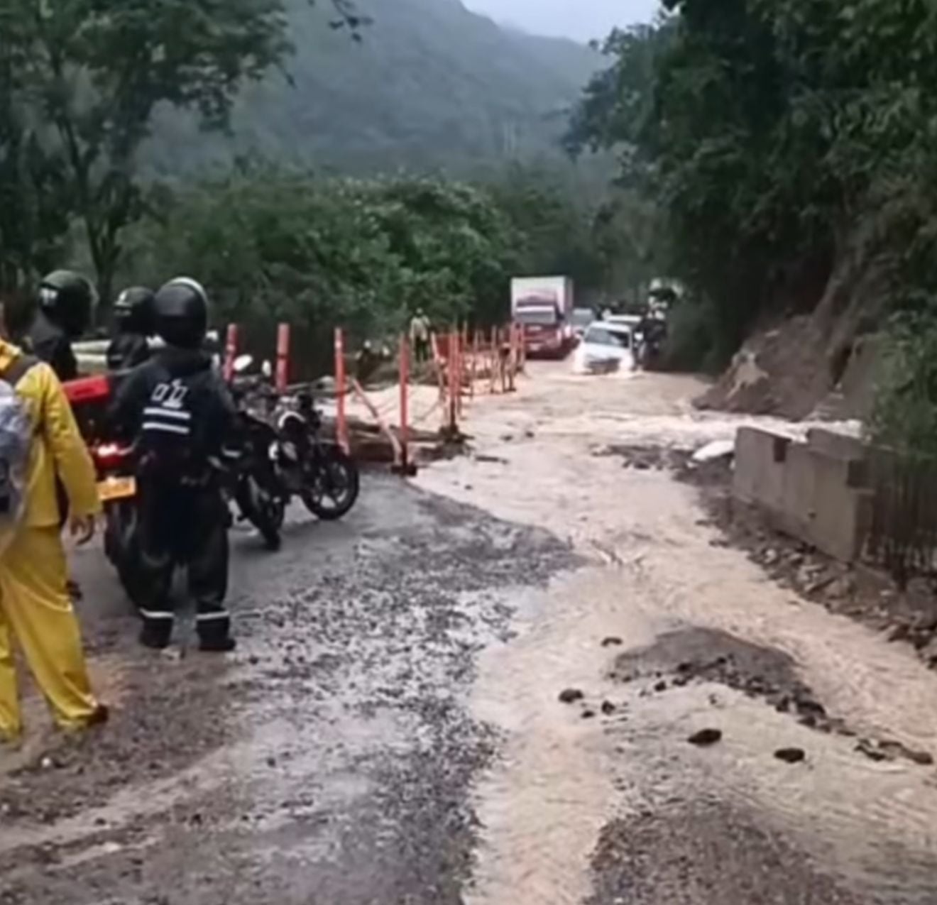 Emergencia por lluvias afecta la vía en Santiago, Norte de Santander. / Foto: Cortesía.