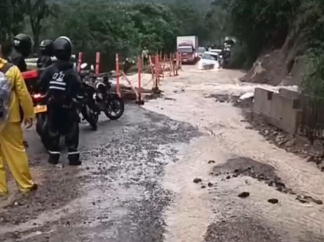 Emergencia por lluvias afecta la vía en Santiago, Norte de Santander. / Foto: Cortesía.