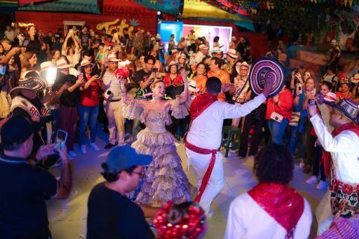 La reina del Carnaval bailando en su Palacio Real. Foto: Cortesía.