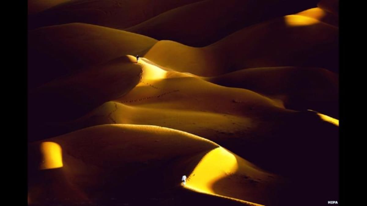 La exhibición es parte de una gira mundial y presenta las mejores fotografías del certamen HIPA 2012-2013, titulado "La belleza de la luz". La imagen ganadora "Dunas de arena", tomada por Osama Al Zubaidi en los Emitaros Árabes Unidos, también está incluida en la exposición