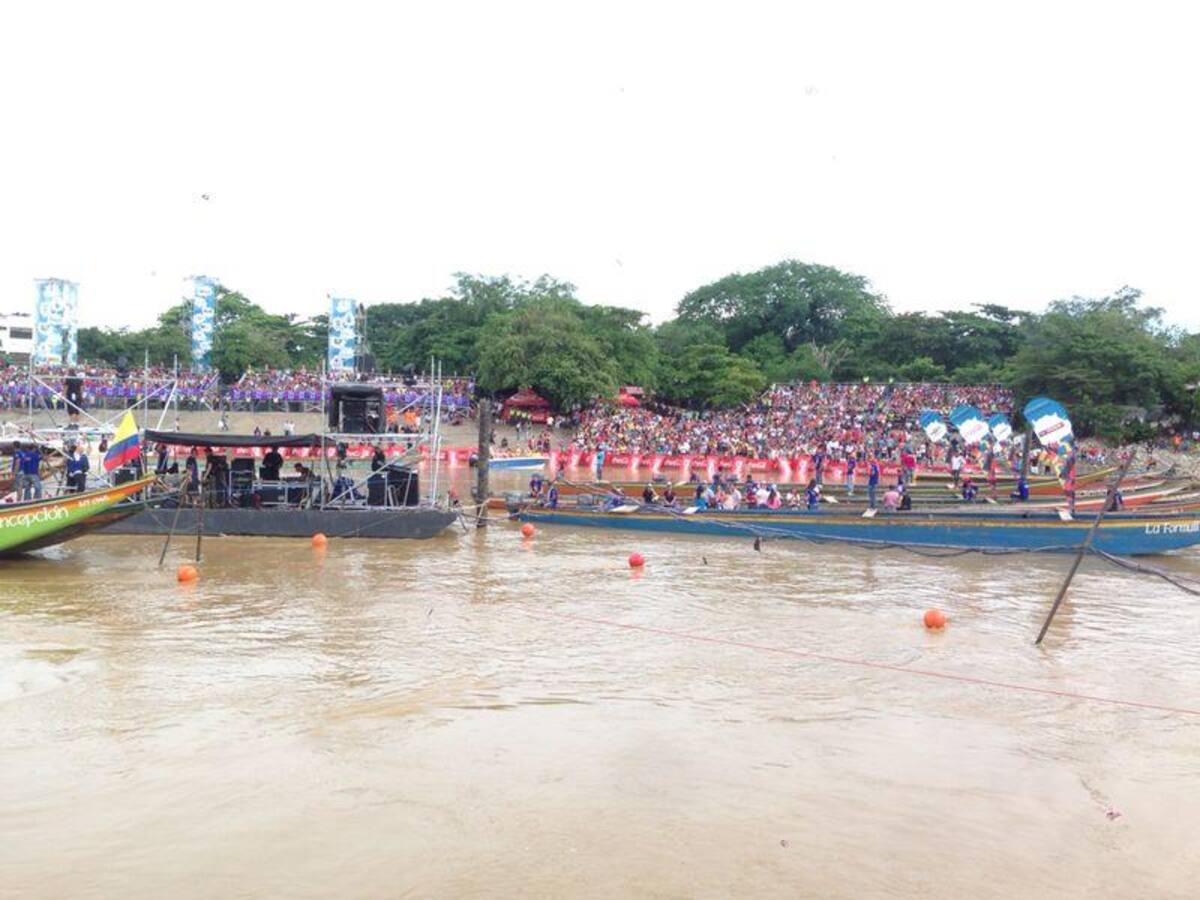 Las playas del Río Sinú se llenan de espectadores ansiosos por presenciar el primer concierto de la gira "Loco por Amor"