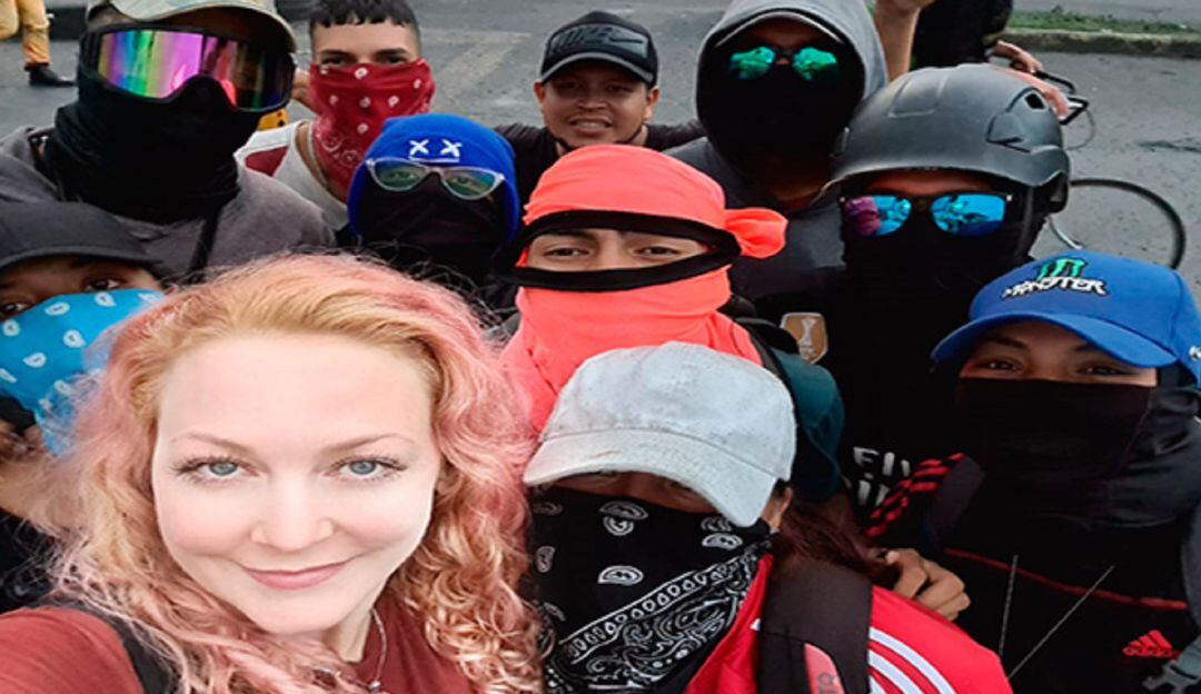 La alemana el pasado jueves, cuando se encontraban en un lugar público aquí en Cali, un hombre le disparó a ella y a un amigo con el que departía.