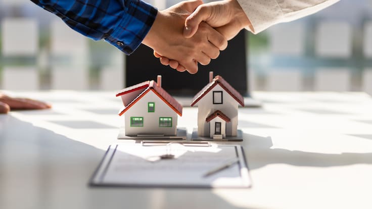 Personas acordando contrato de vivienda (Getty Images)