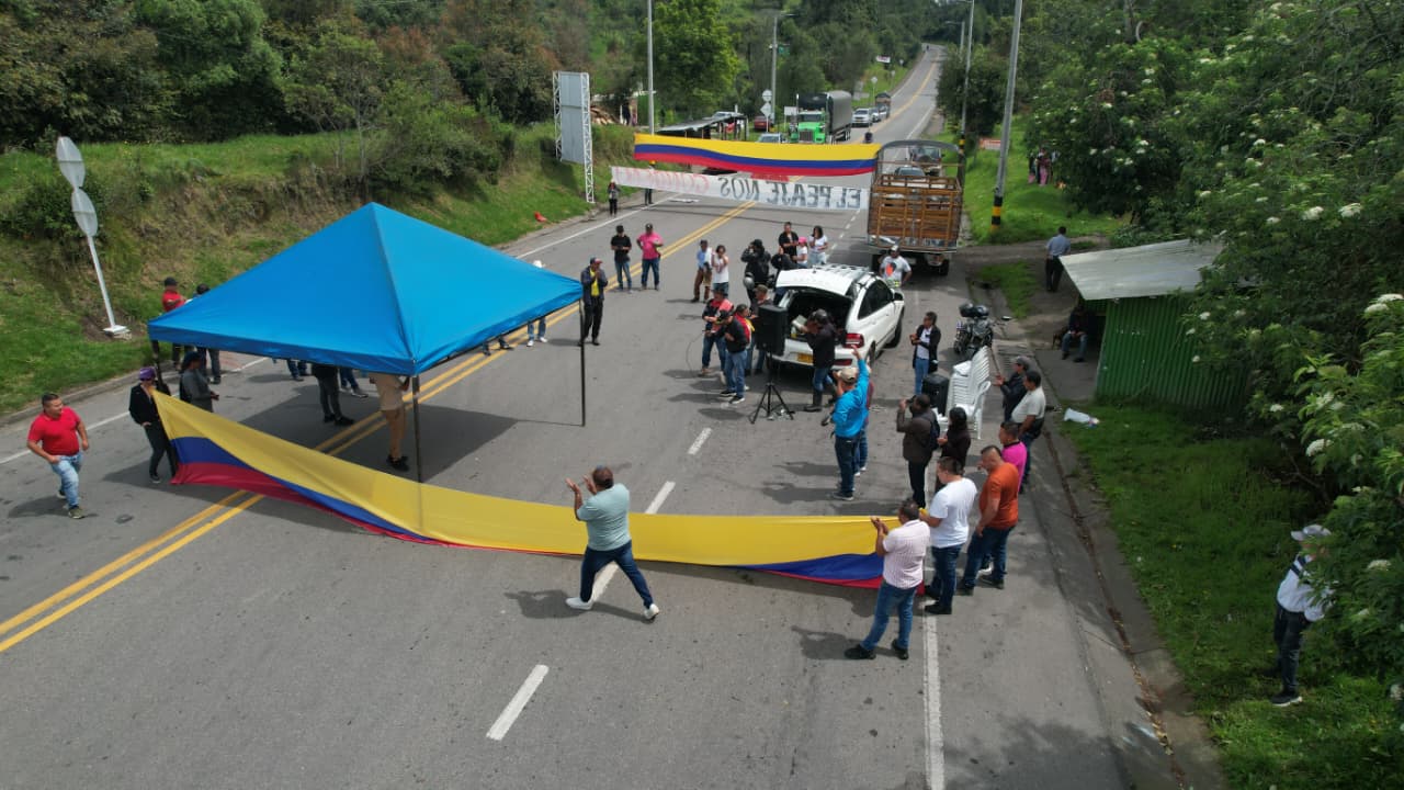 Habitantes de algunos municipios de Boyacá y de Santander protestan en la vía que de Chiquinquirá conduce a Barbosa, en el sector del peaje de Saboyá / Foto: Suministrada.