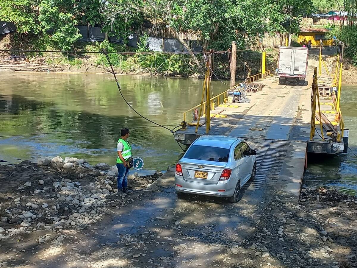 Conductores respaldan barcaza cautiva entre Quindío y Valle del Cauca