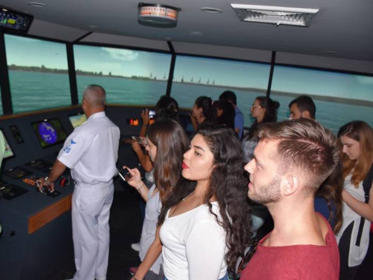Escuela Naval de cadetes recibe visita de estudiantes extranjeros