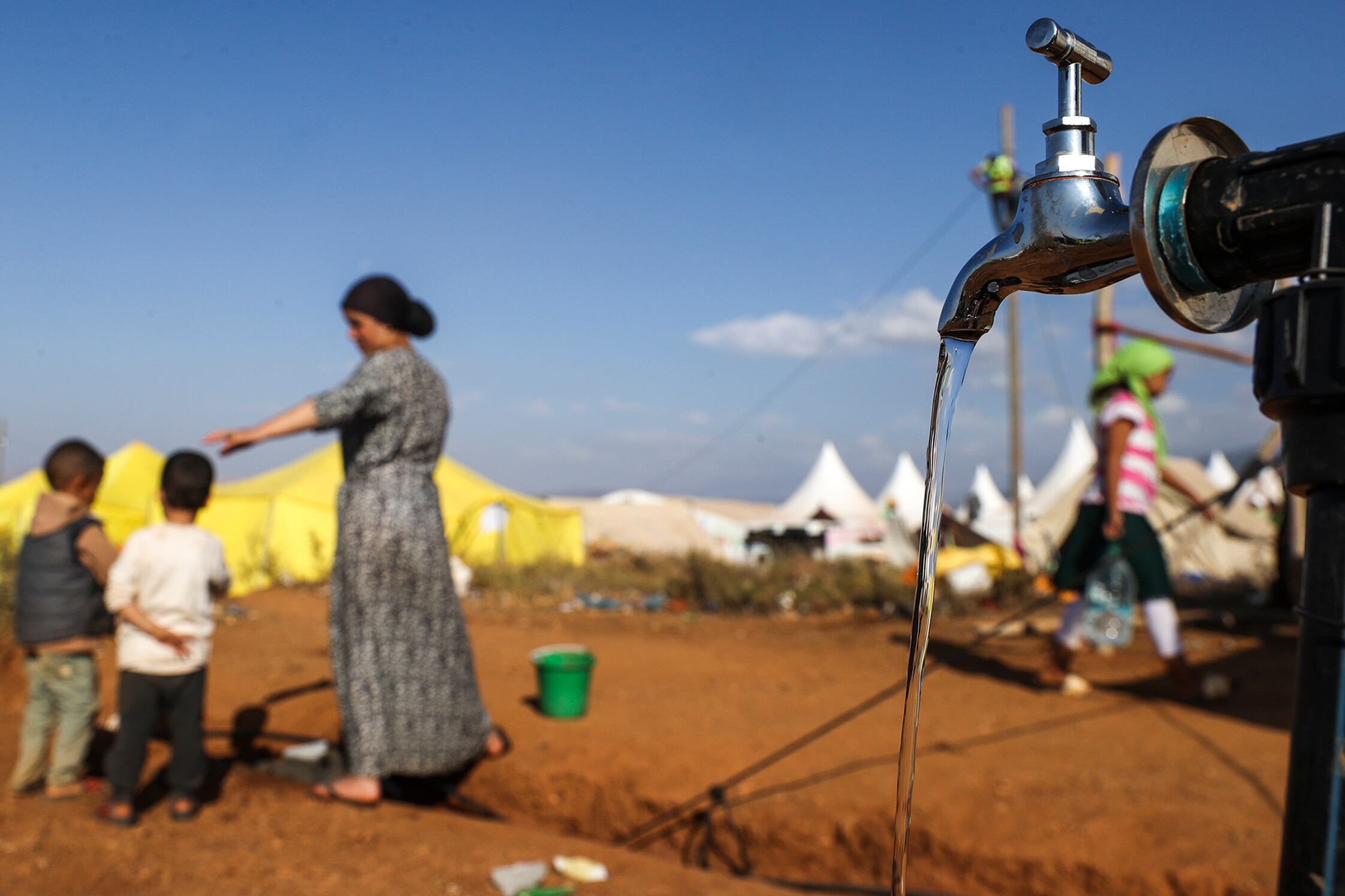 AMIZMIZ (MARRUECOS), 14/09/2023.- Los ingenieros empiezan a instalar agua corriente, electricidad y sanitarios en los campamentos de desplazados por el terremoto de Marruecos, hoy jueves en la localidad de Amizmiz. EFE/Kiko Huesca