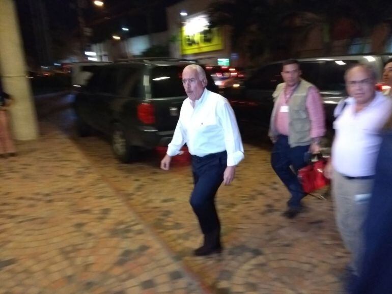 El expresidente Andrés Pastrana Arango cuando ingresaba al hotel Dann Carlton.