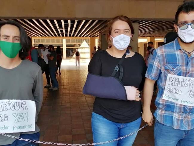 Huelguistas encadenados lograron su propósito