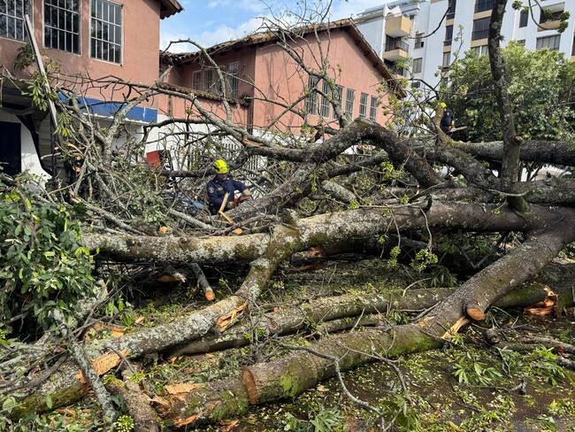 También se reportaron cinco personas levemente heridas. Foto Bomberos Neiva.