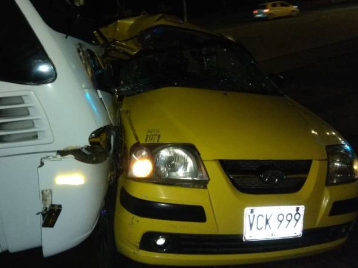 Un muerto 5 heridos en choque de taxi y buseta