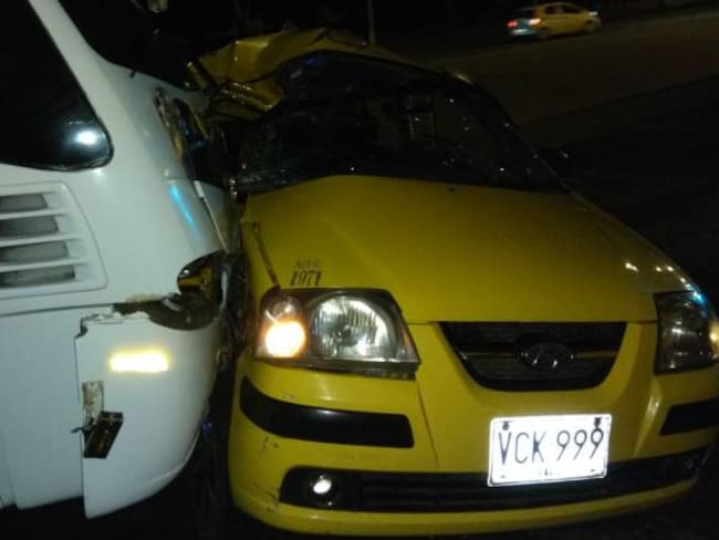 Un muerto 5 heridos en choque de taxi y buseta