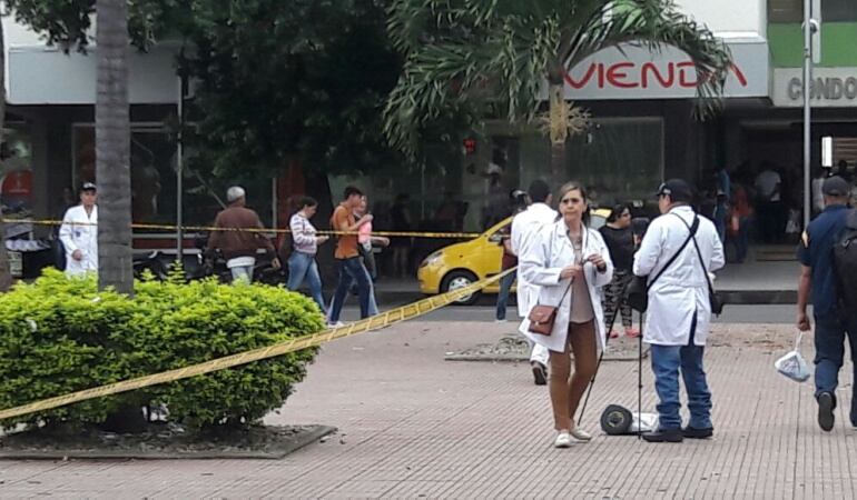 Funcionarios de la Fiscalía investigando en el parque Santander por caso de Gustavo Petro