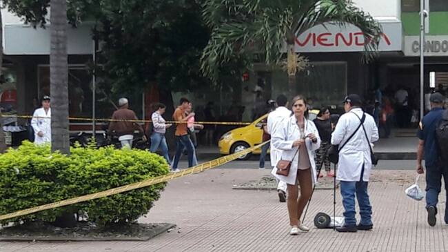 Funcionarios de la Fiscalía investigando en el parque Santander por caso de Gustavo Petro