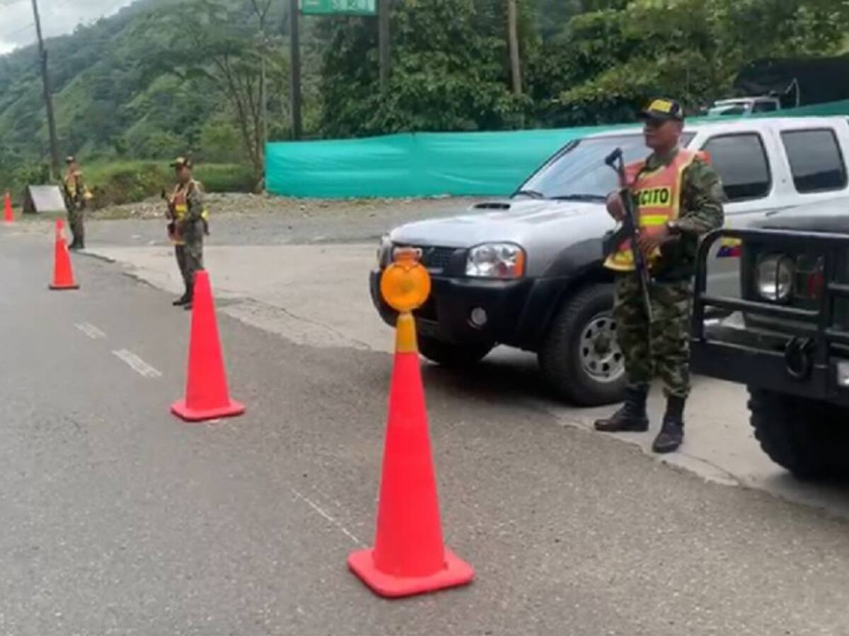 Cierran la vía entre Yarumal y Caucasia por amenaza de "Los Caparros"