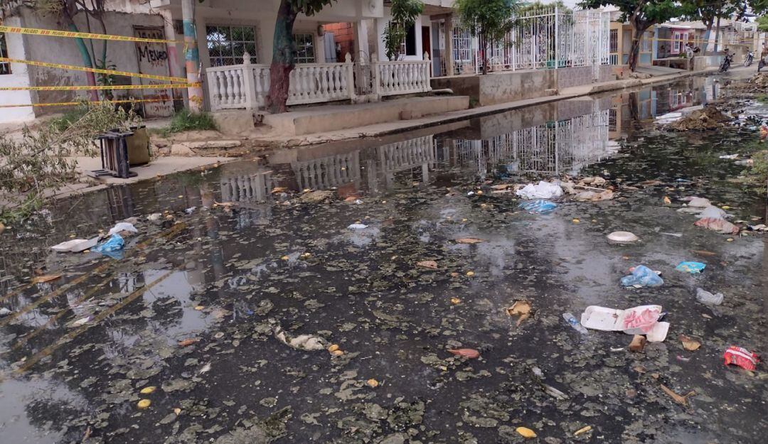 Las aguas putrefactas se han convertido en un problema de salud pública en el sector donde residía Luis Mateo Arroyo