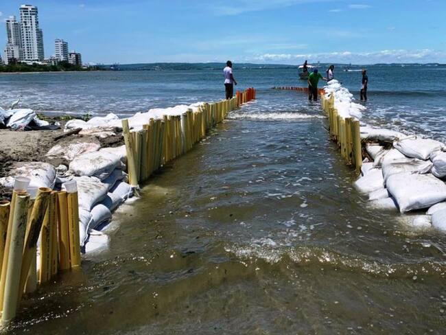 Con sacos de arena y tubos crean canal entre El Laguito y el mar
