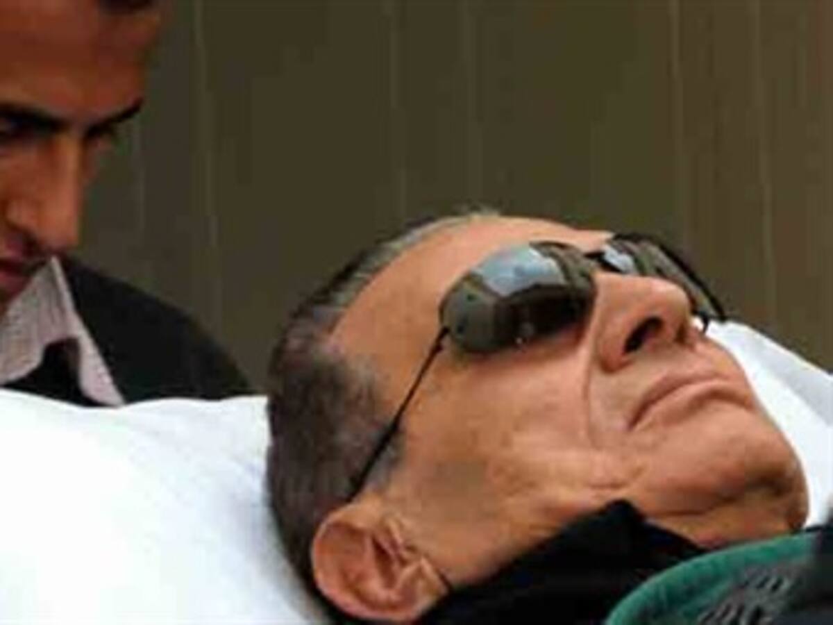 Fiscalía egipcia ordena regreso a prisión de Mubarak tras mejoría de su salud