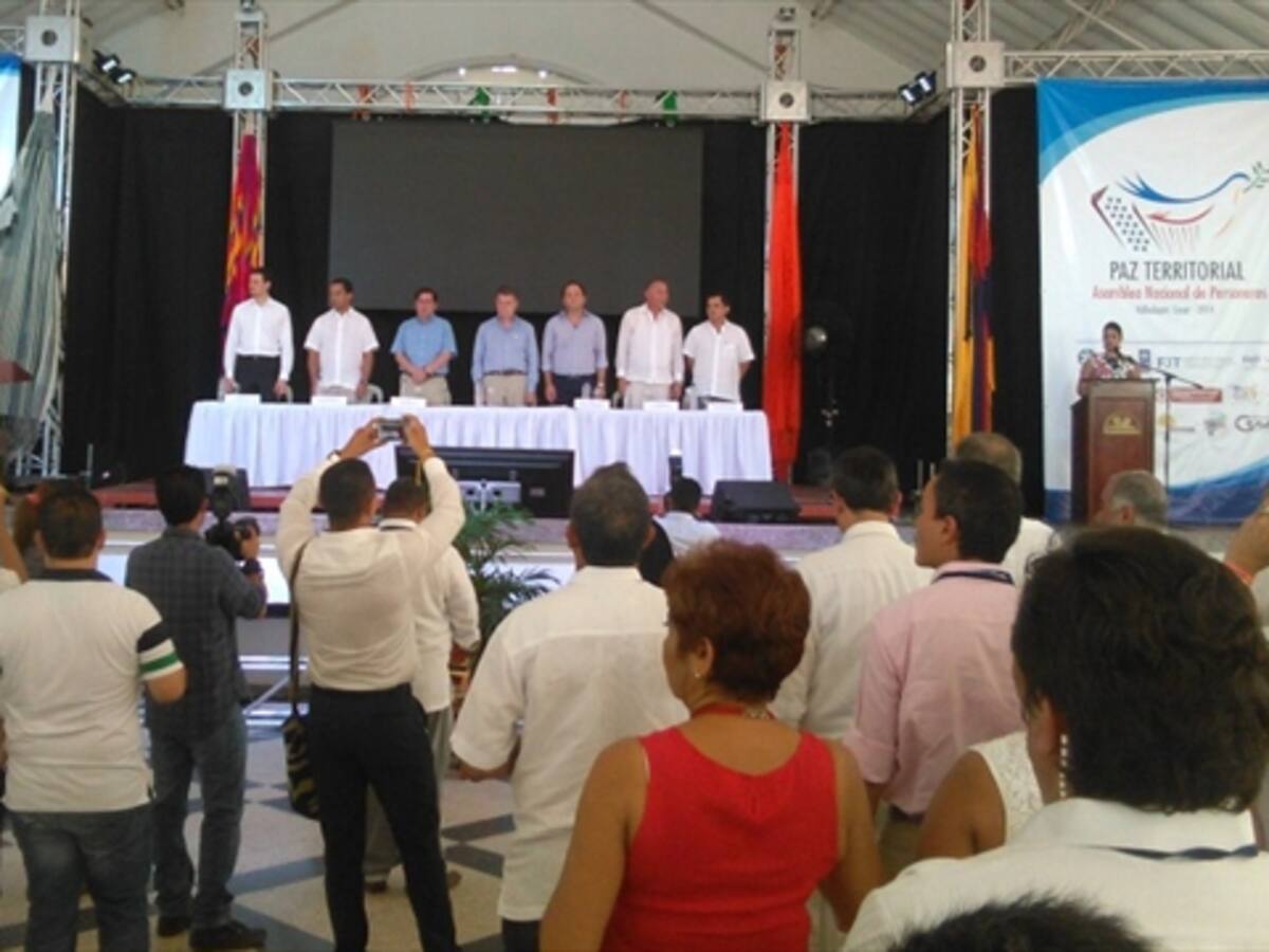 No vamos a aceptar que se haga política con armas: Santos