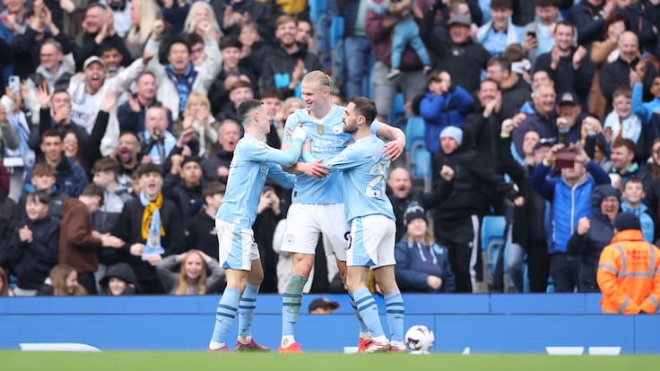 Manchester (United Kingdom), 04/05/2024.- Erling Haaland (C) of Manchester City celebrates with his teammates Phil Foden (L) and Bernardo Silva (R) after scoring the 4-1 goal during the English Premier League soccer match between Manchester City and Wolverhampton Wanderers in Manchester, Britain, 04 May 2024. (Reino Unido) EFE/EPA/ADAM VAUGHAN EDITORIAL USE ONLY. No use with unauthorized audio, video, data, fixture lists, club/league logos or &#039;live&#039; services. Online in-match use limited to 120 images, no video emulation. No use in betting, games or single club/league/player publications.