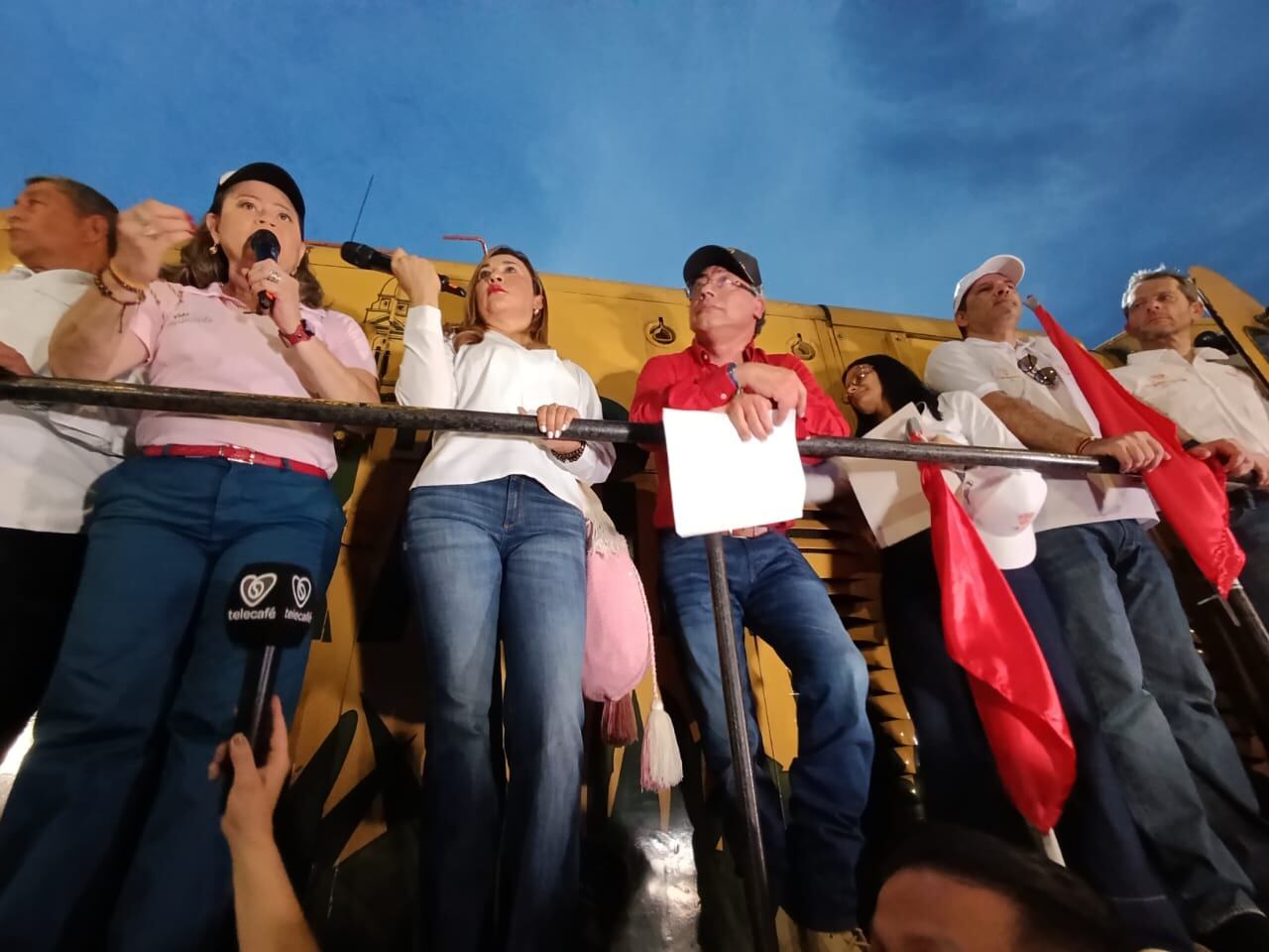 Gustavo Petro en la firma del contrato de la línea férrea La Dorada - Chiriguaná