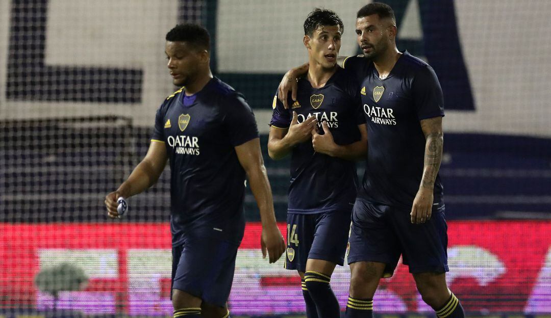 Frank Fabra y Edwin Cardona festejan una anotación con Boca Juniors.