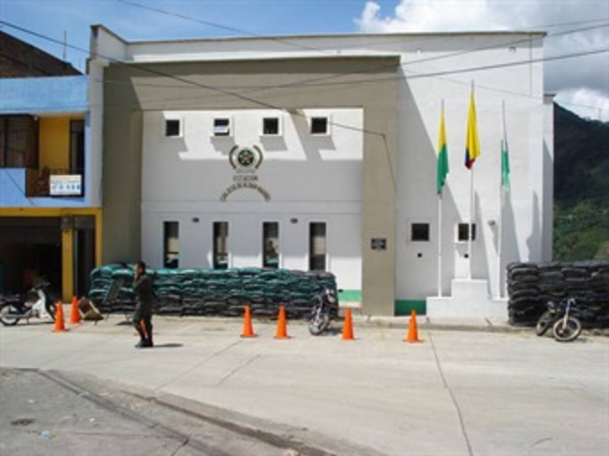 Un civil muerto por hostigamiento a estación de Policía en Providencia, Nariño