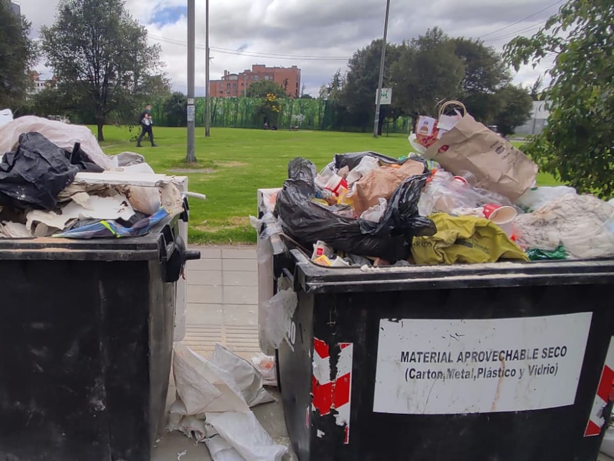 Habitantes denuncian que ladrones se esconden en contenedores de basura para robarlos