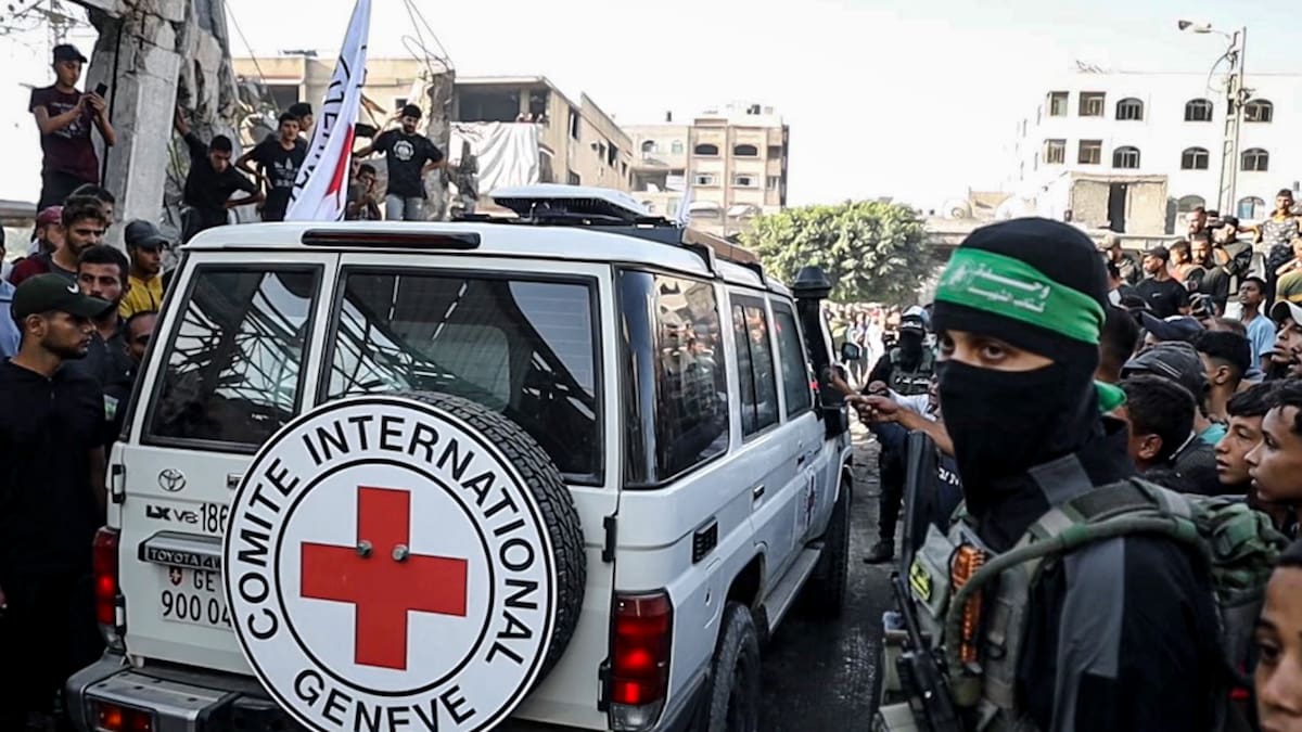 Cruz Roja recibe cuerpo de secuestrado en Gaza mientras Hamás pide ayuda para recuperar más cadáveres