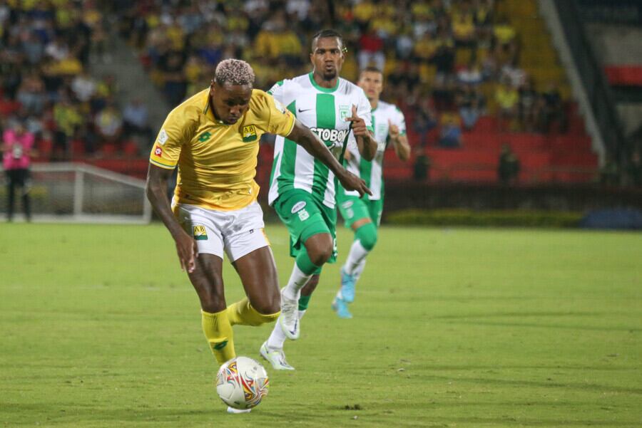 Gustavo Torres durante el duelo entre Bucaramanga y Nacional en Liga / Colprensa