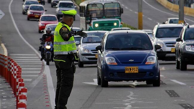 40 mil policías vigilarán las carreteras del país en este puente festivo. Foto: Colprensa