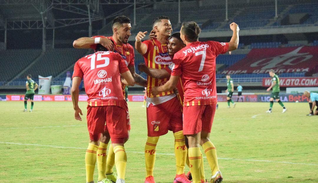 Jugadores del Deportivo Pereira celebran el gol ante Atlético Bucaramanga.