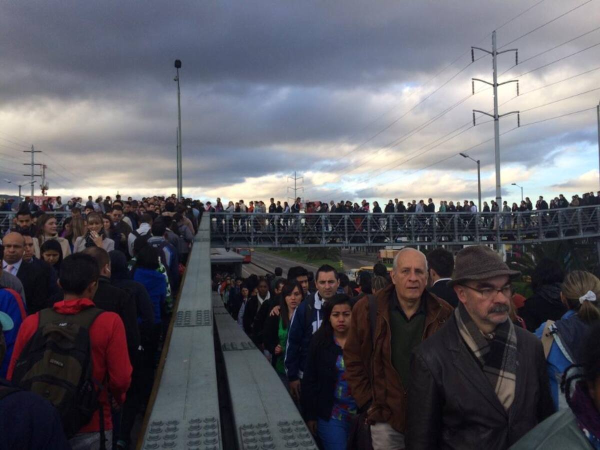 Se cumple una jornada más de día sin carro, ahora también sin moto. Saldrán de circulación 1.500.000 vehículos particulares y 425.000 motocicletas. La medida se extenderá hasta las 7:30 de la noche.