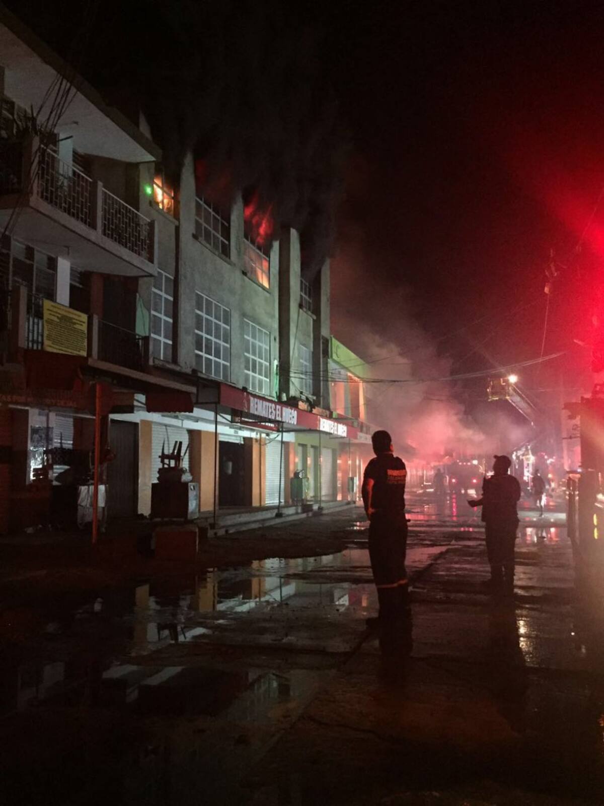 Por lo menos unas 200 personas han sido evacuadas de los edificios cercanos.
