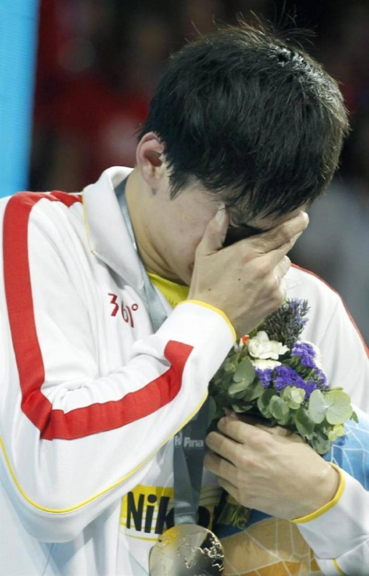 El nadador de China, Yang Sun, emocionado tras recibir la medalla de oro conseguida en la final de 800M libres masculinos de los Campeonatos del Mundo de Natación.