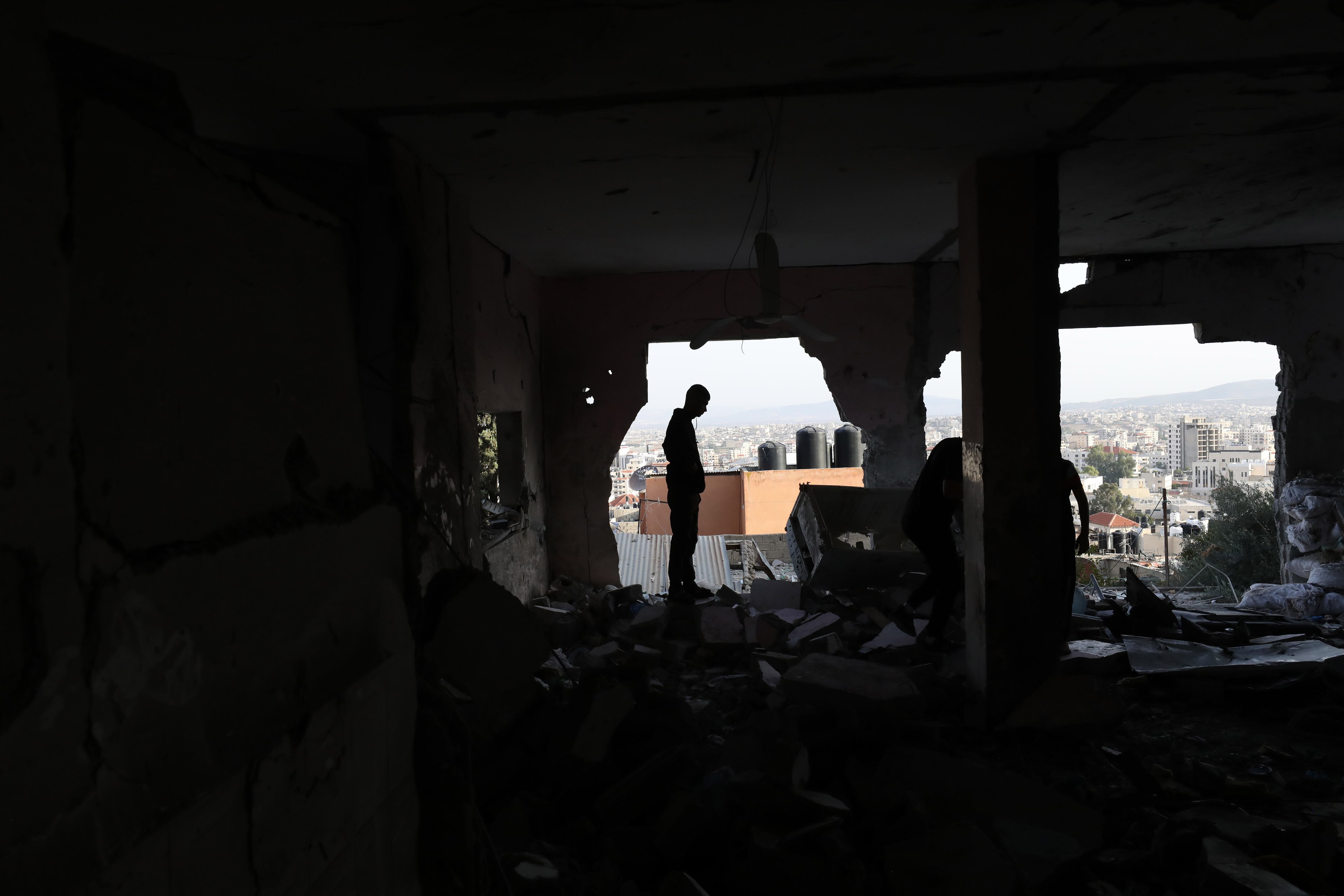 -FOTODELDIA- Yenín (Cisjordania), 22/10/2023.- Palestinos inspeccionan los destrozos registrados en un edificio tras el ataque aéreo de tropas israelíes contra la mezquita Al Ansar en el campo de refugiados de Yenín, en Cisjordania, este domingo. EFE/ Alaa Badarneh