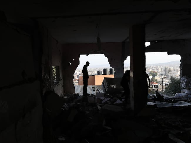 -FOTODELDIA- Yenín (Cisjordania), 22/10/2023.- Palestinos inspeccionan los destrozos registrados en un edificio tras el ataque aéreo de tropas israelíes contra la mezquita Al Ansar en el campo de refugiados de Yenín, en Cisjordania, este domingo. EFE/ Alaa Badarneh