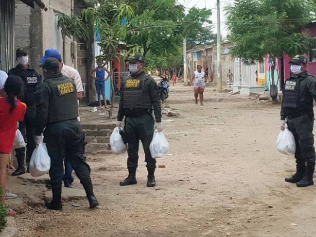 Policía de Bolívar entrega más de 300 mercados a familias vulnerables