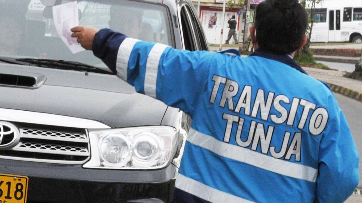 Agente de tránsito investigada por recibir, al parecer, dinero de infractor