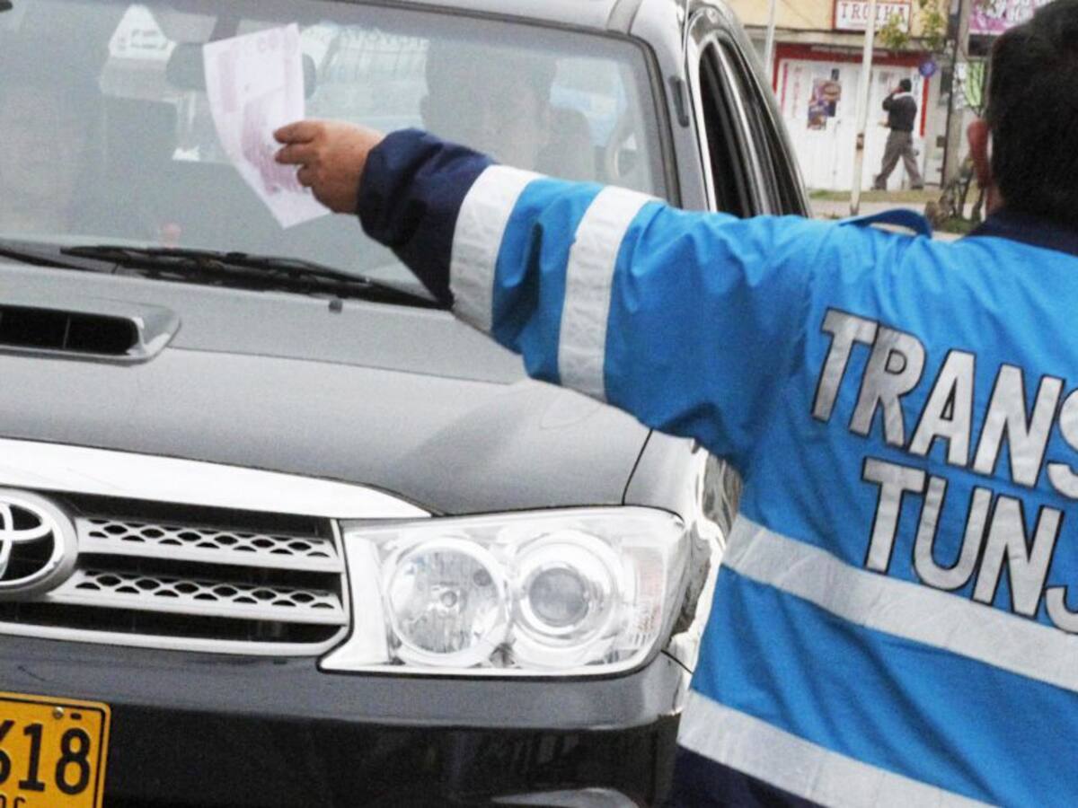 Agente de tránsito investigada por recibir, al parecer, dinero de infractor