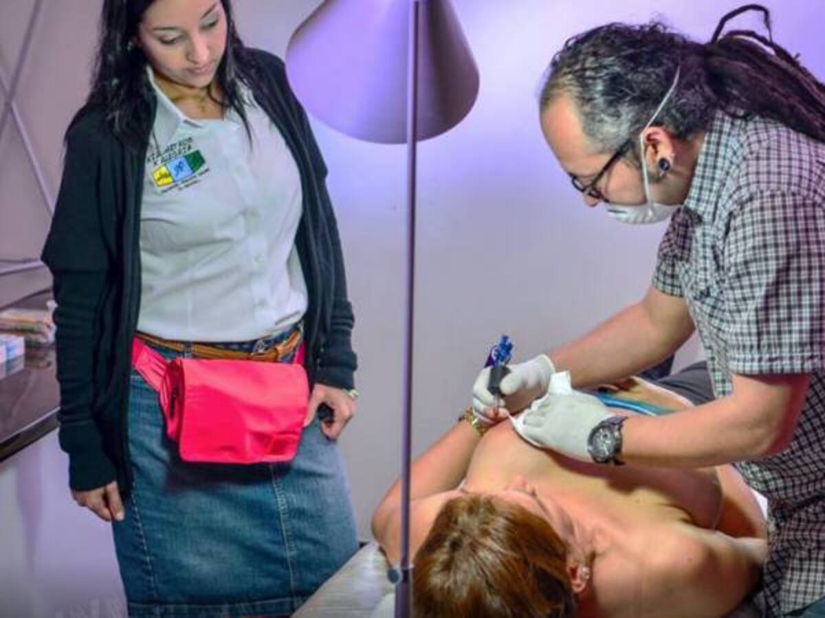 “Tinta Esperanza” tatuajes para mujeres víctimas de cáncer de mama en Armenia