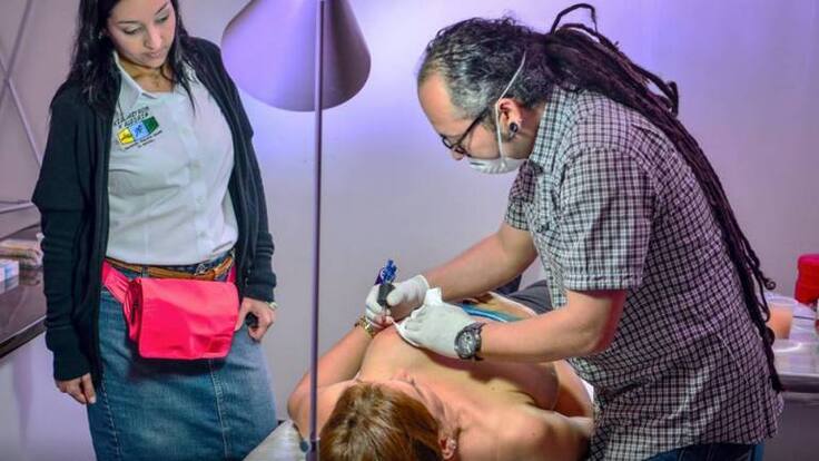 “Tinta Esperanza” tatuajes para mujeres víctimas de cáncer de mama en Armenia