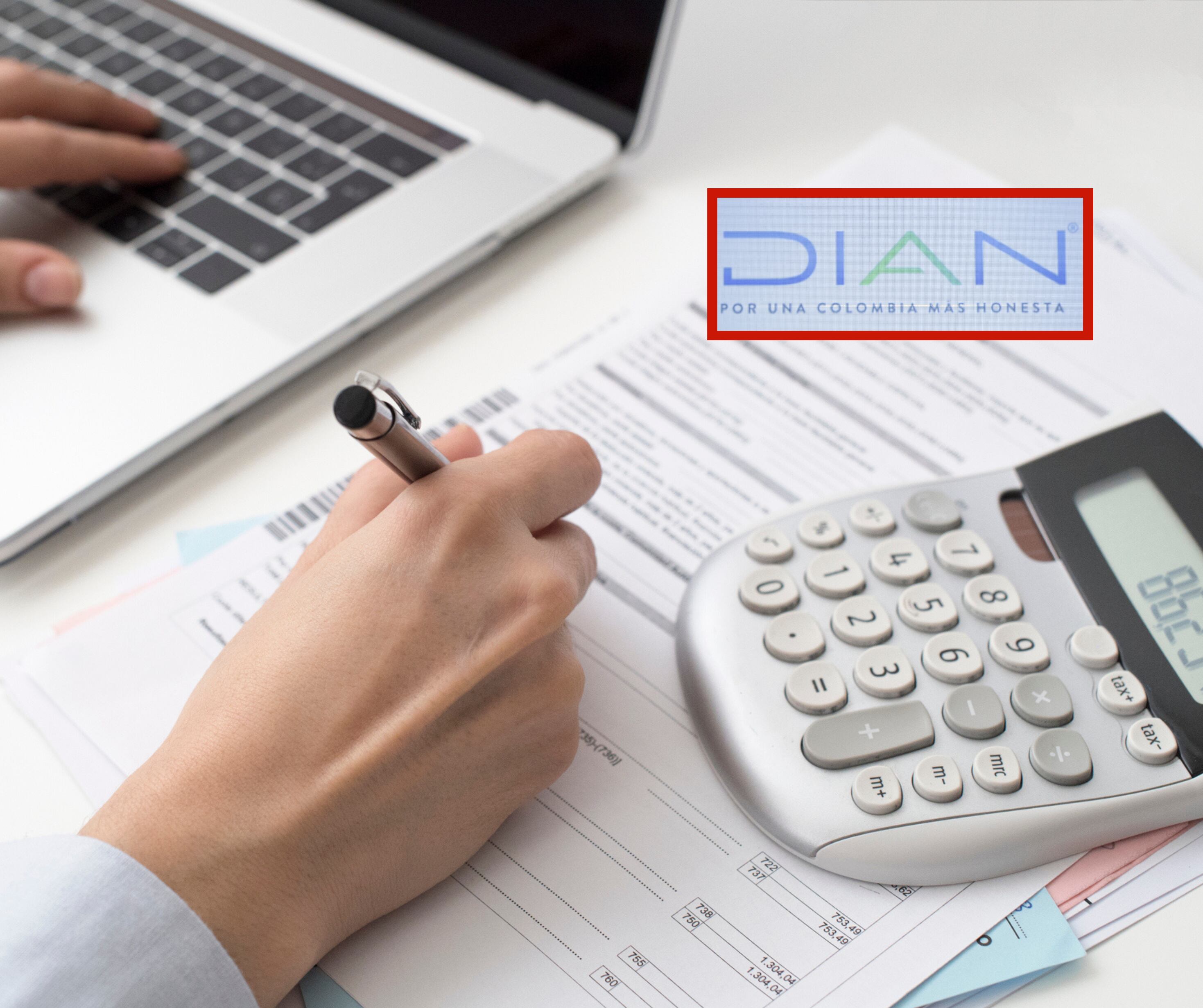 Persona tomando apuntes junto a una calculadora y logo de la DIAN (Getty Images y Colprensa)