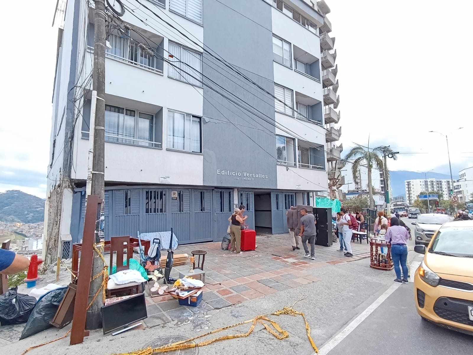 Los residentes del edificio Versalles en Manizales evacúan sus viviendas por riesgo de colapso a raíz del terremoto del 10 de agosto.
